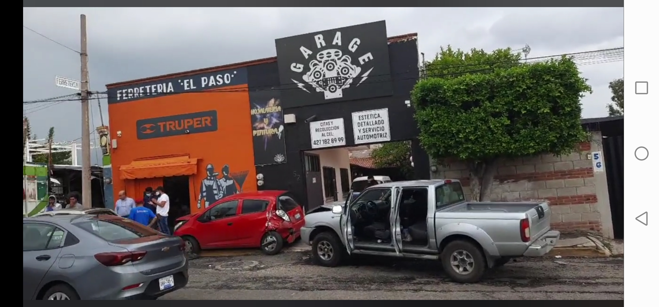 CAMIONETA SE ESTAMPA CONTRA VEHÍCULOS ESTACIONADOS.