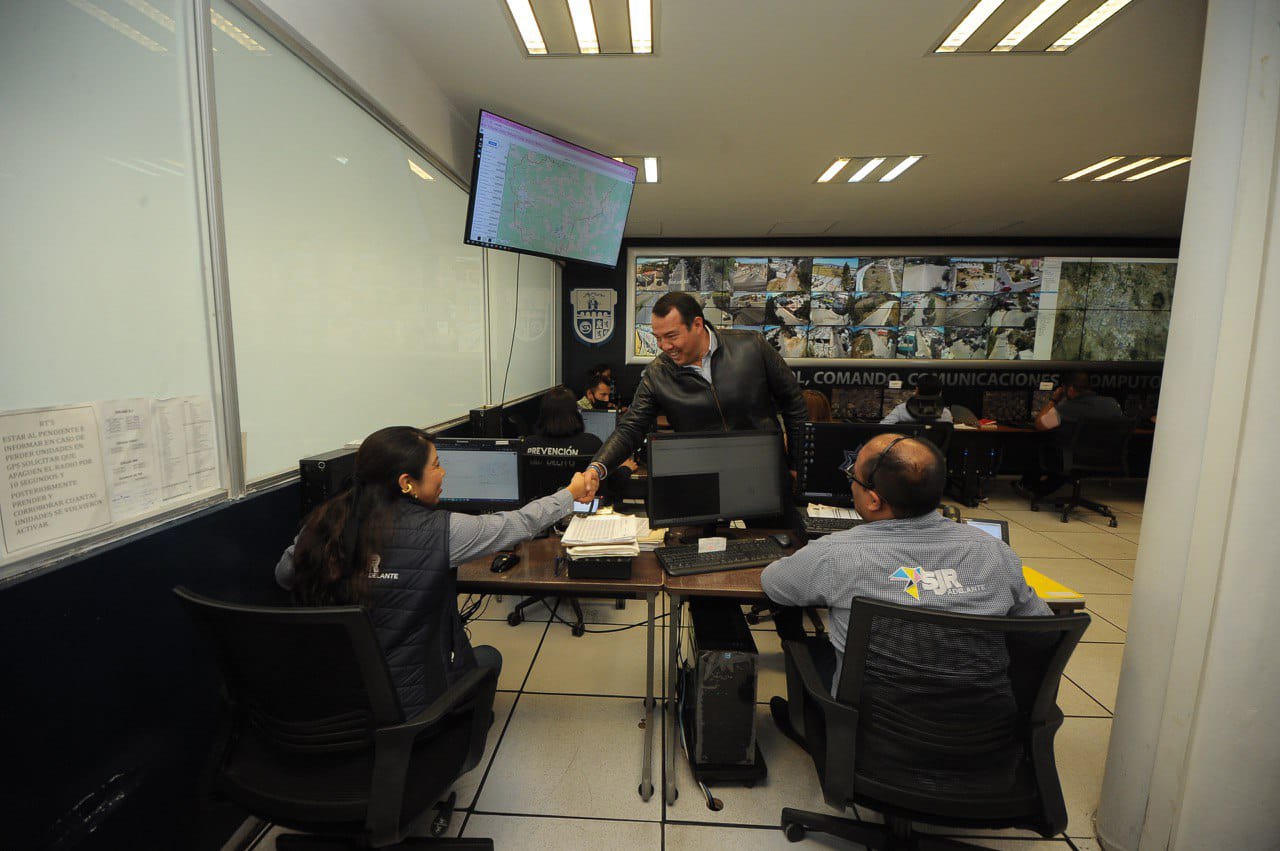 Roberto Cabrera supervisa monitoreo de seguridad que realiza el C4 de San Juan del Río.