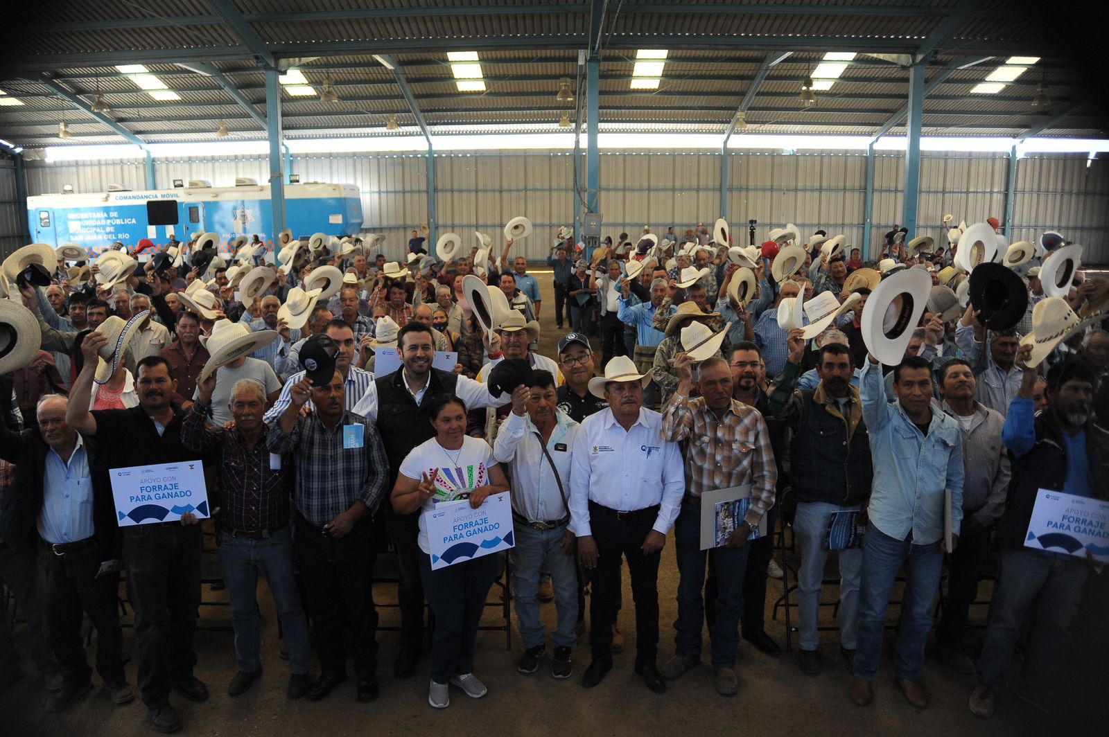 SEDEA y municipio de San Juan del Río entregan 242 toneladas de forraje a productores sanjuanenses.