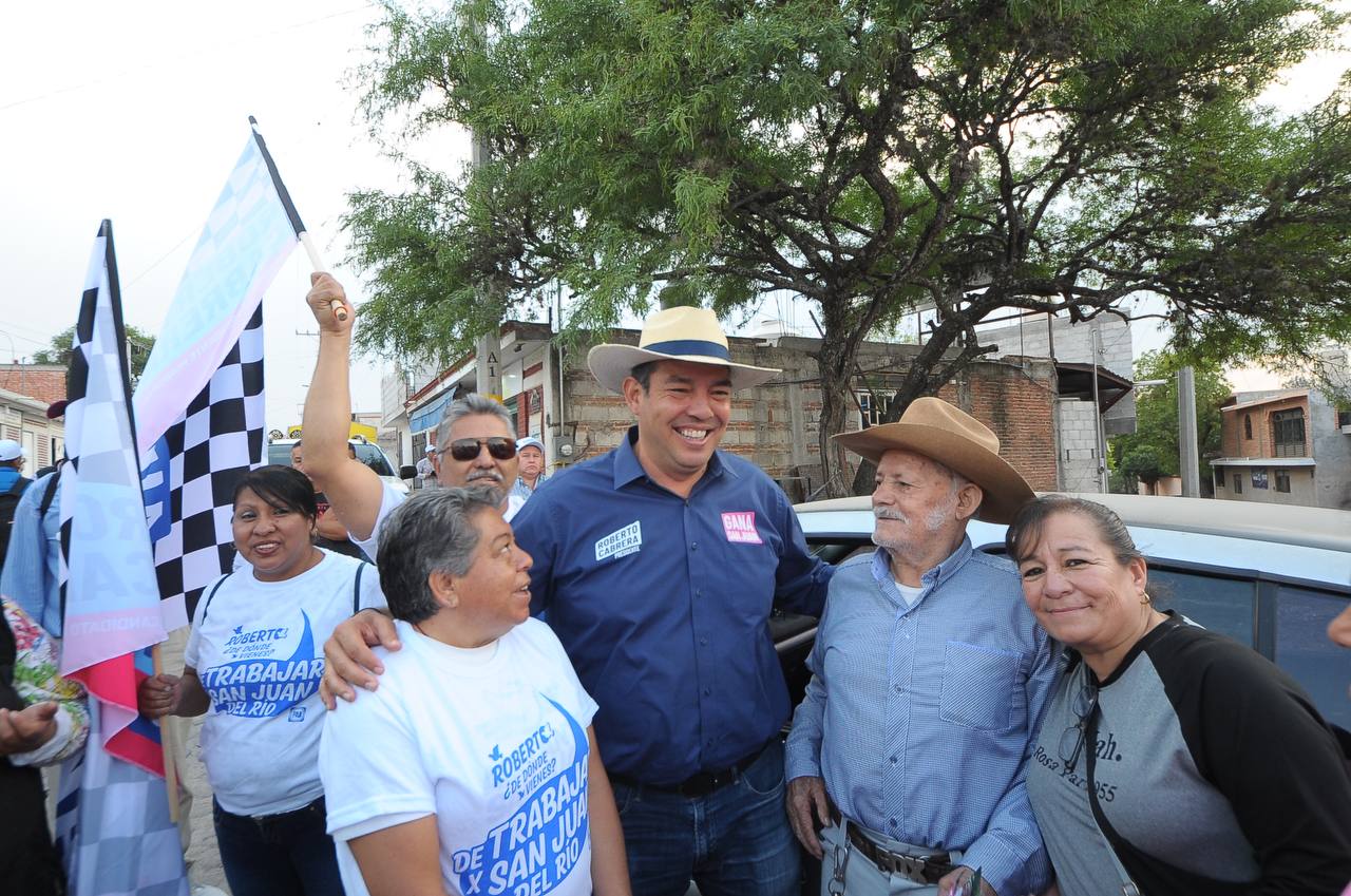 Roberto Cabrera escucha a habitantes de Paso de Mata durante caminata.