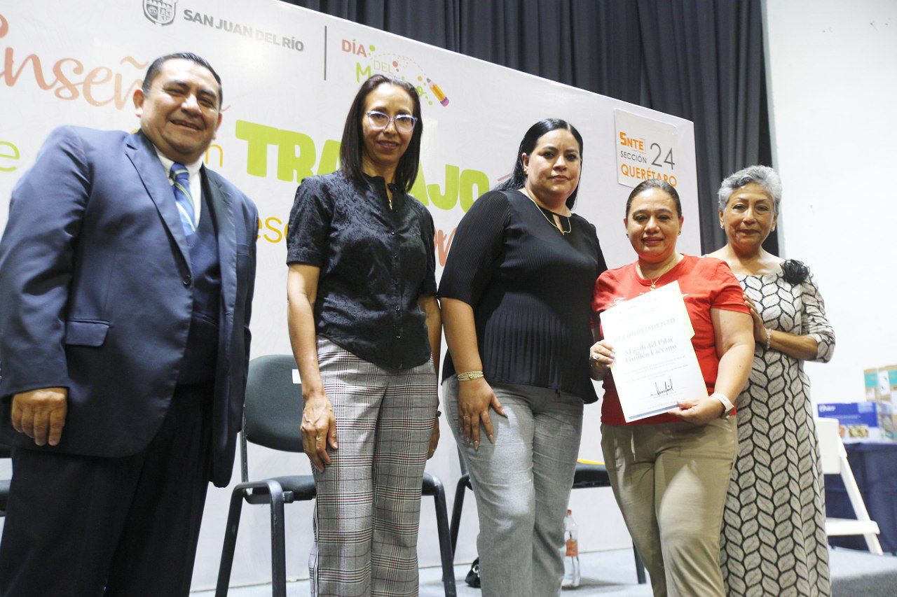 Gobierno Municipal de San Juan del Río entrega reconocimientos a maestras y maestros por su trayectoria laboral.