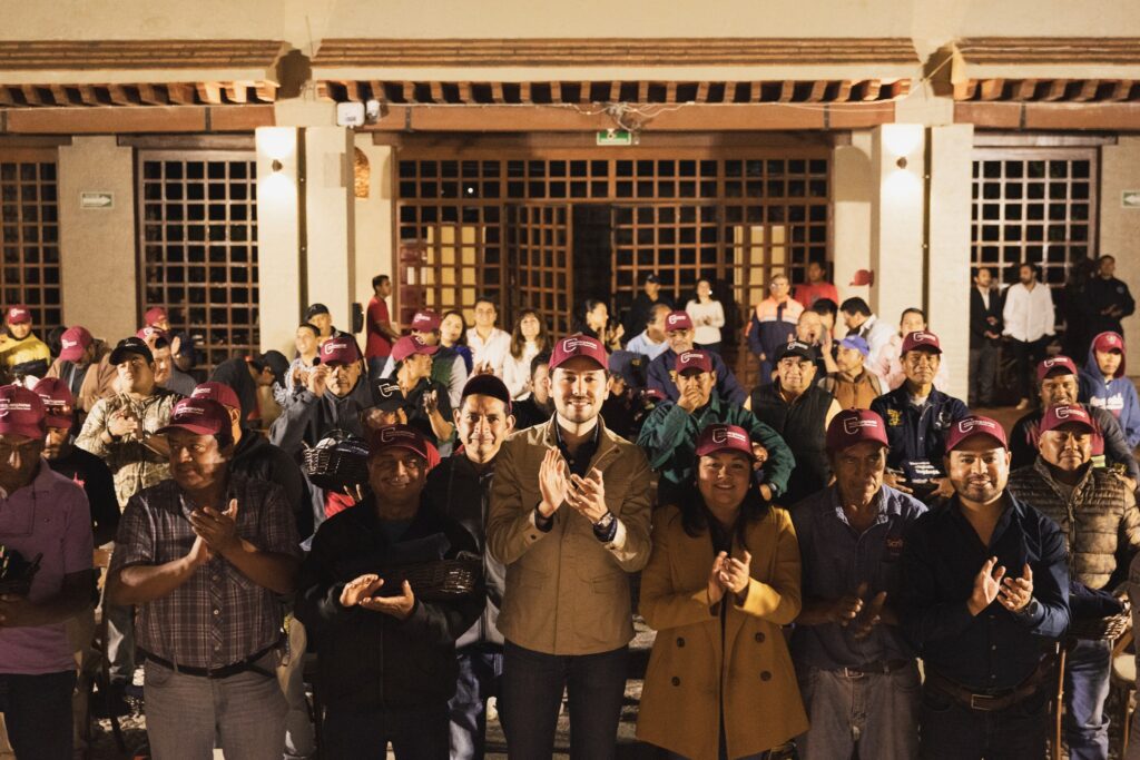 El presidente de Tequisquiapan, Héctor Magaña, entrega y equipa a trabajadores del municipio.