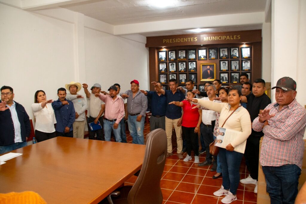 Presidente municipal de Ezequiel Montes, Iván Reséndiz Ramírez, toma protesta a autoridades auxiliares.