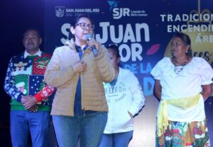 Realizan tradicional encendido de árbol navideño en la comunidad de La Valla.