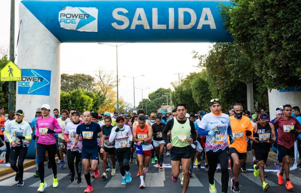 Realizan Carrera Navideña del Pavo 2024 en San Juan del Río.