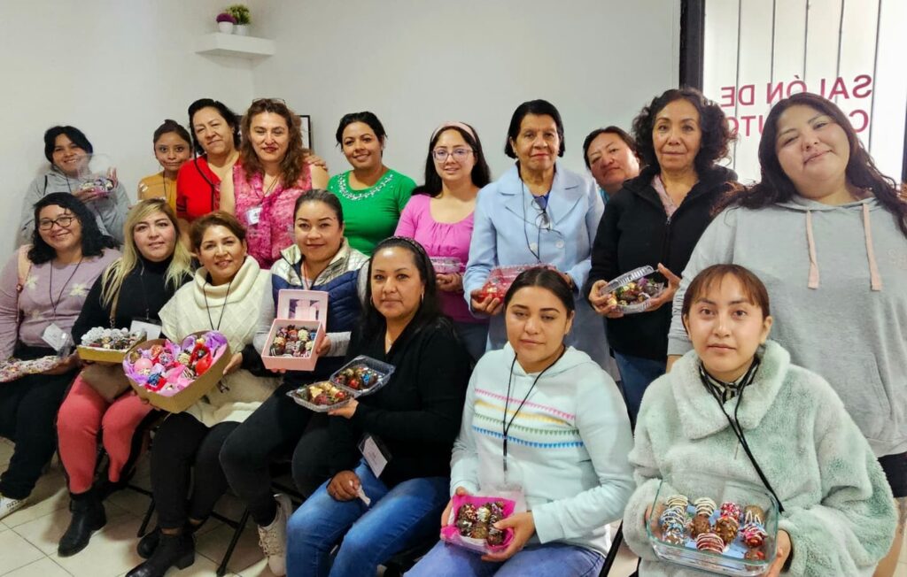 Finaliza con éxito el taller de Fresas Artísticas en San Juan del Río