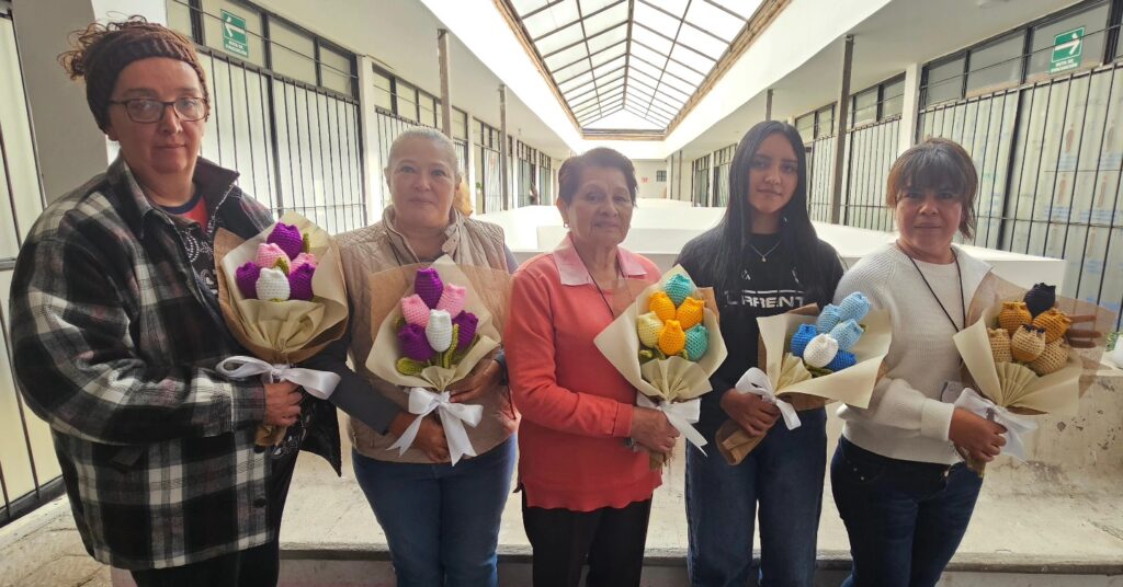 Mujeres de San Juan del Río concluyen taller de Tulipanes en Crochet