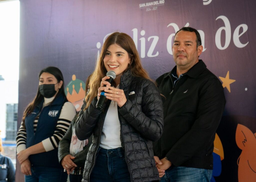 Georgina Sánchez y Roberto Cabrera celebran la tradición de la Rosca de Reyes con familias sanjuanenses