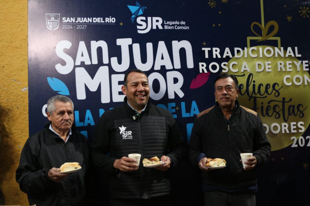 Roberto Cabrera convive con voceadores para celebrar el Día de Reyes y compartir la tradicional rosca.