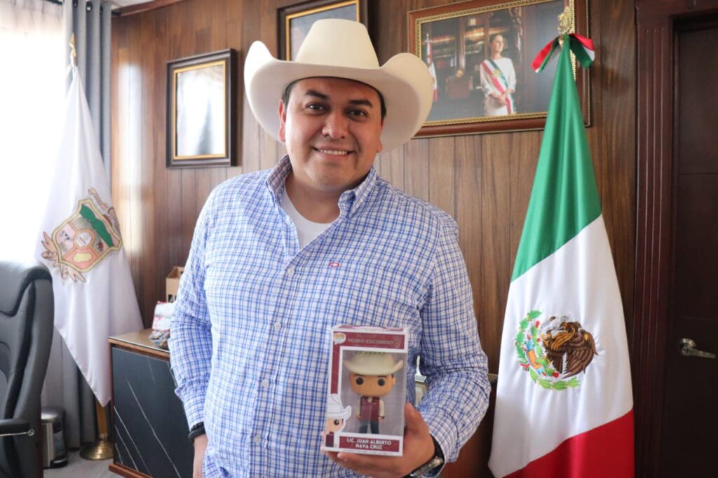 Presidente municipal de Pedro Escobedo recibe un Funko como regalo por el Día del Amor y la Amistad