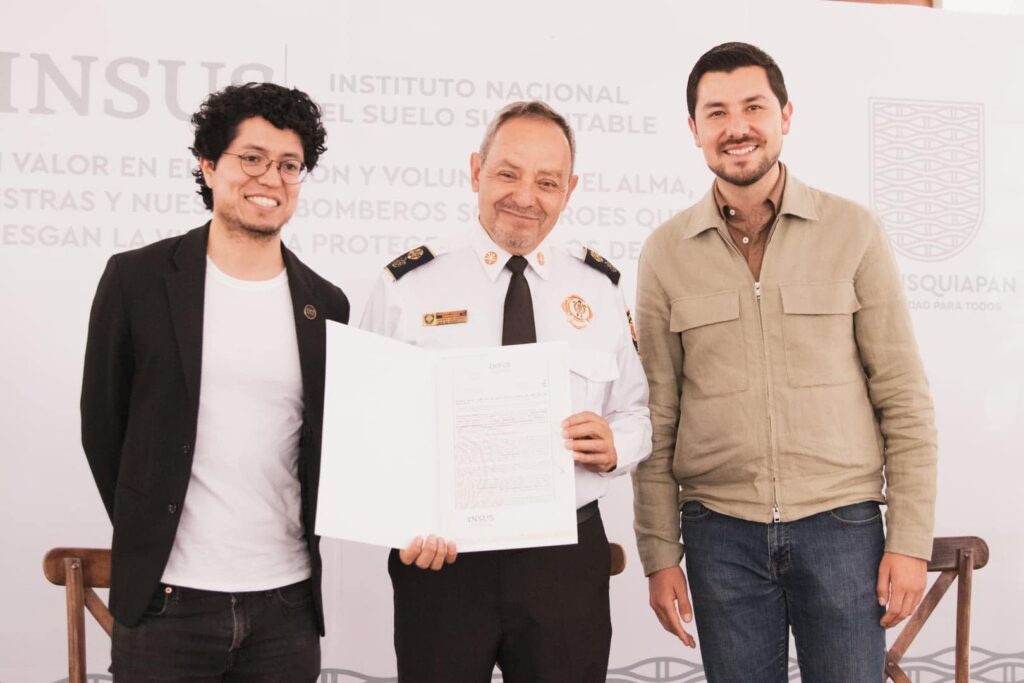 Bomberos de Tequisquiapan reciben escrituras de sus instalaciones