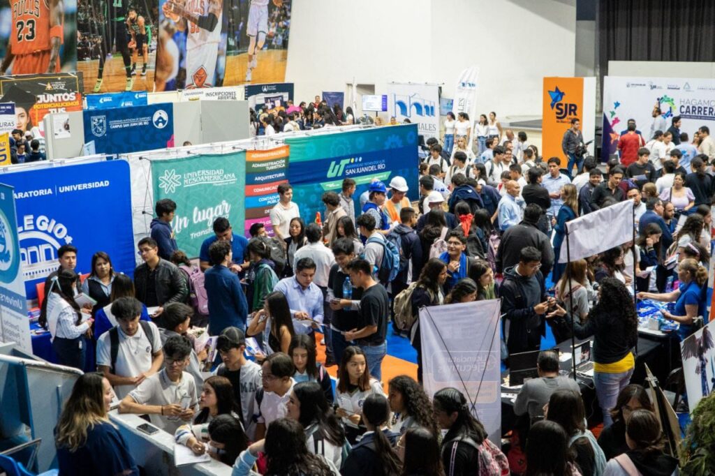 Jóvenes participan activamente en la Tercera Feria de Universidades 2025