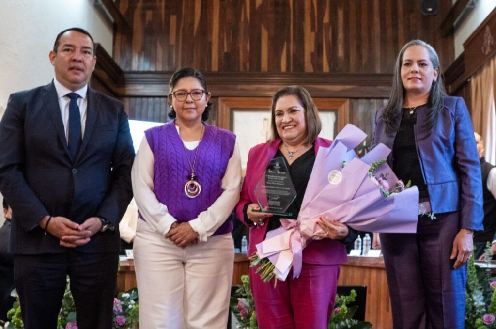 Roberto Cabrera entrega el reconocimiento “Sara Pérez Romero” a mujeres por su labor a favor de la igualdad y sus derechos