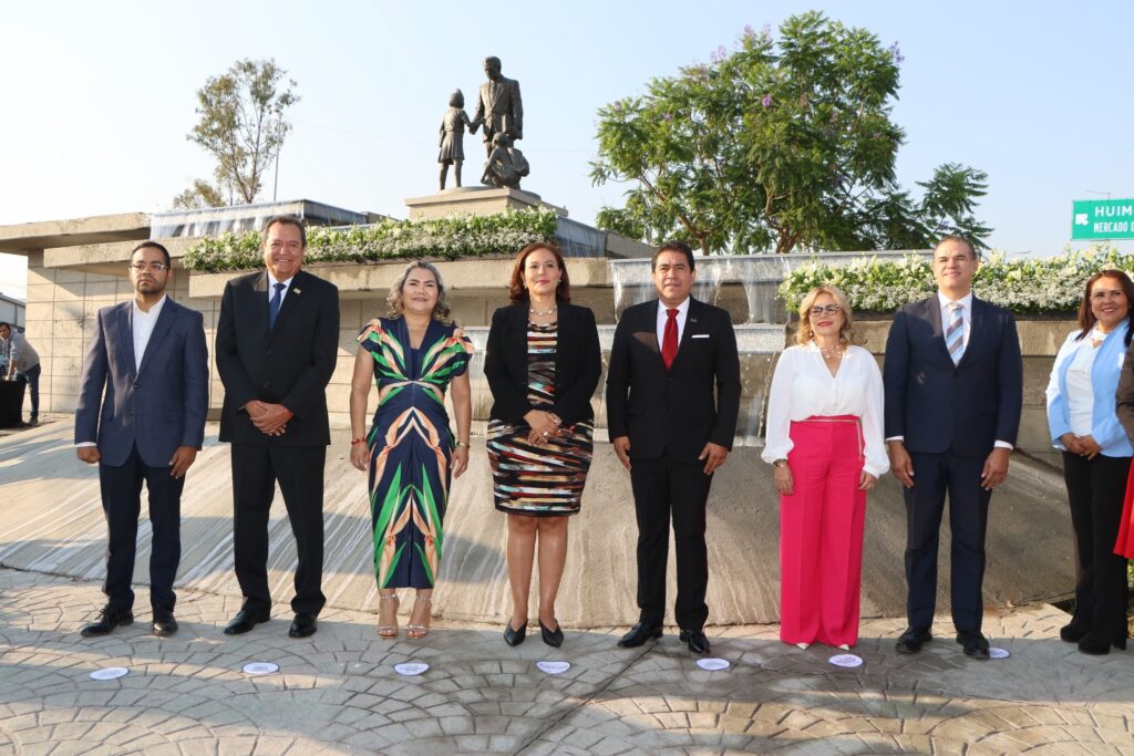 Encabeza Martha Elena Soto Guardia de Honor en reconocimiento al magisterio queretano