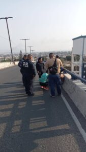 Atienden crisis de ansiedad en puente vehicular de San Juan del Río
