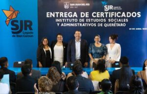 Encabeza Roberto Cabrera entrega de certificados a estudiantes de institución académica