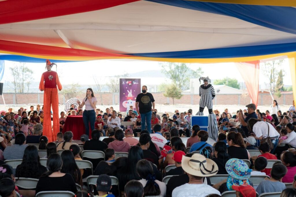 DIF y Presidencia Municipal de San Juan del Río celebran Día de la Niña y el Niño con juguetes y espectáculo familiar