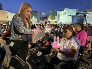 La Doctora Vero celebra el Día de las Madres recorriendo escuelas y comunidades de El Marqués