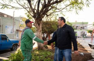 En equipo, Roberto Cabrera supervisa trabajos de Servicios Públicos en El Pedregoso