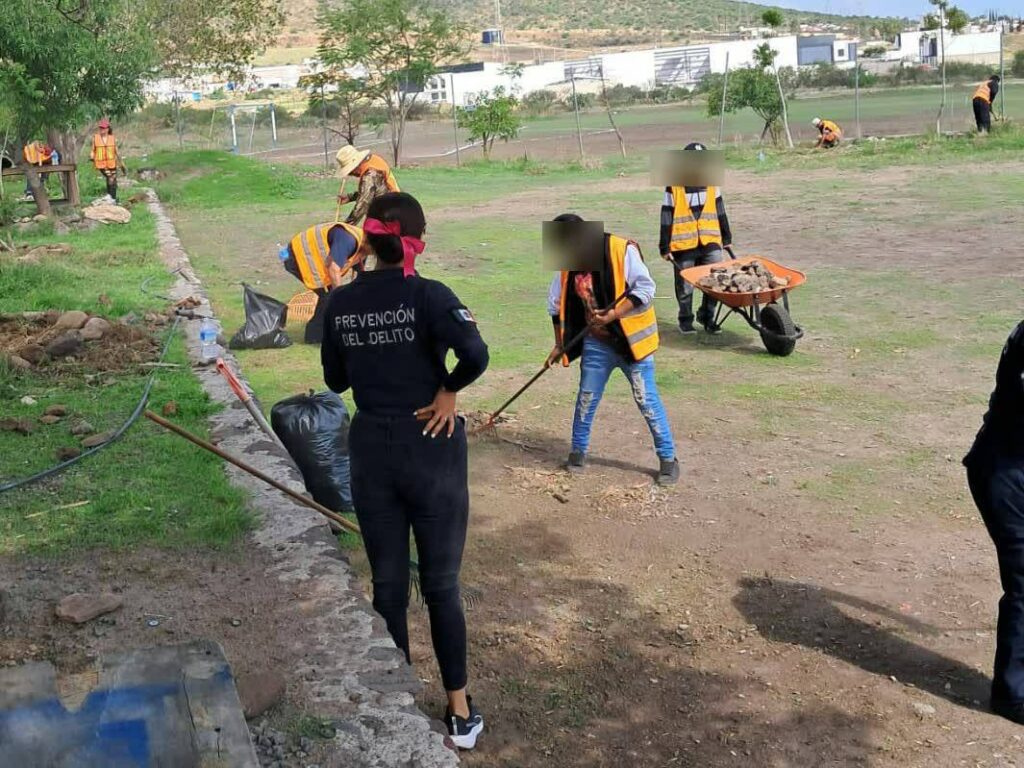 Personas infractoras realizan labores comunitarias en el Barrio de la Cruz como parte del programa de prevención