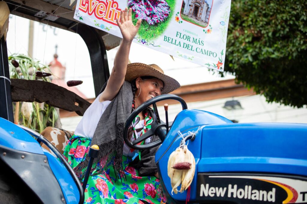 Celebran el amor por las tradiciones con desfile de La Flor Más Bella del Campo en la Feria San Juan del Río 2025
