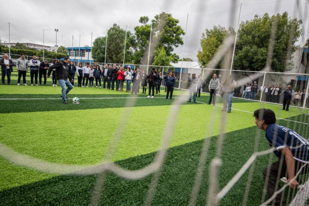 Entrega de nueva cancha de futbol 7 en la Escuela Normal Andrés Balvanera