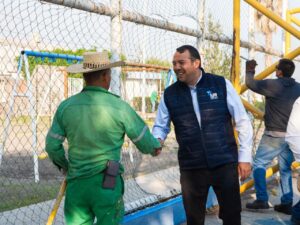 Roberto Cabrera y Ernesto Mora supervisan trabajos de rehabilitación en el parque Luis Romero Soto