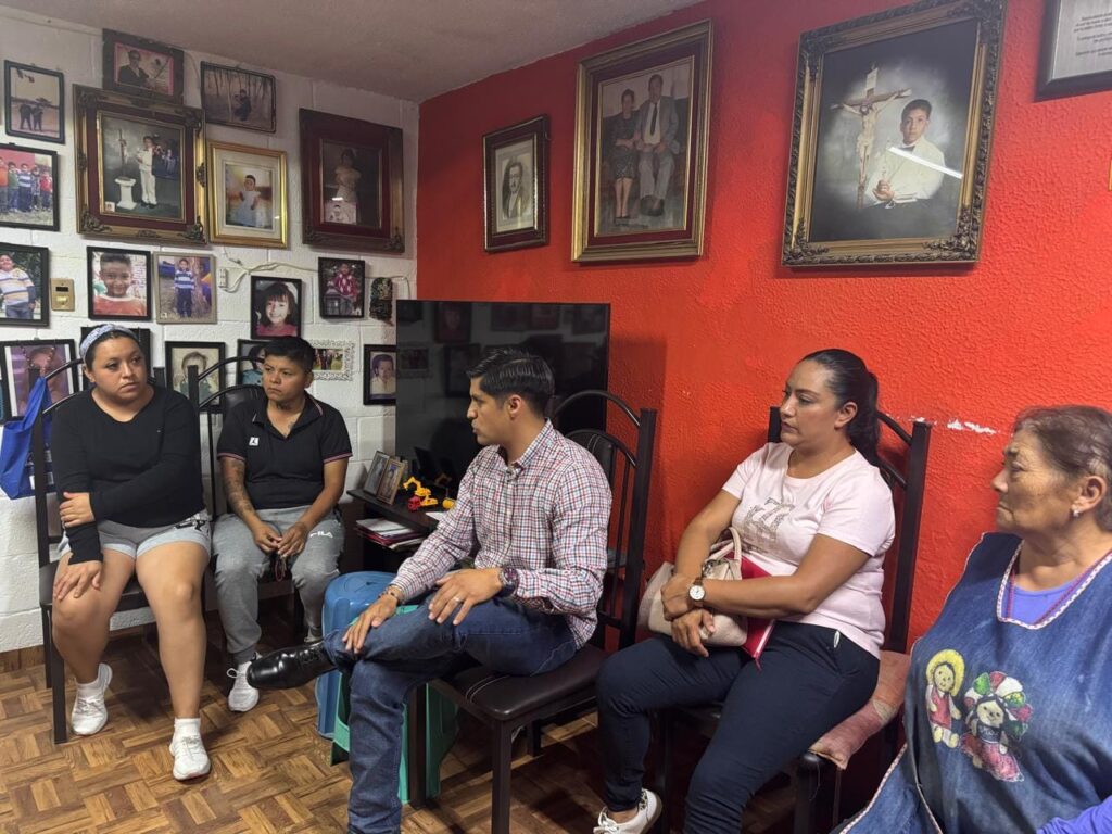 Mario Misael Pérez escucha a líderes vecinales sobre problemáticas locales en San Juan del Río.