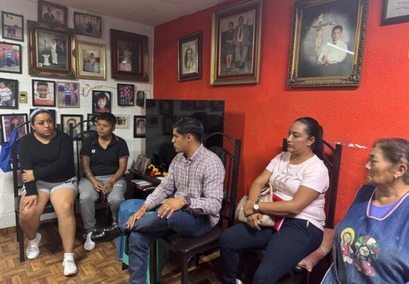 Mario Misael Pérez escucha a líderes vecinales sobre problemáticas locales en San Juan del Río.