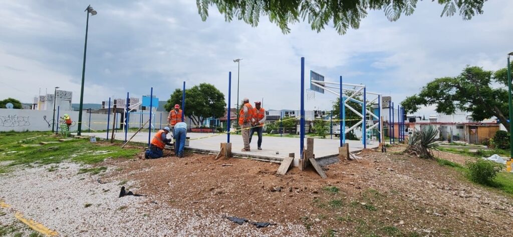Mejoran cancha de basquetbol en colonia Las Haciendas con trabajos de cerrado y cercado