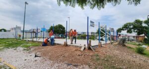 Mejoran cancha de basquetbol en colonia Las Haciendas con trabajos de cerrado y cercado