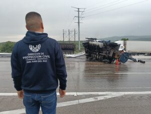 Unidad de desazolve impacta contra muro de contención en la carretera 57; no hay lesionados