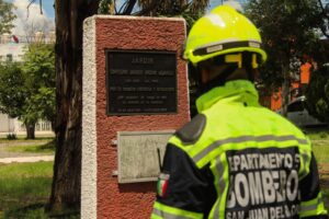 🧑‍🚒 Rinden homenaje al Capitán Javier Mora Juárez, a 33 años de su caída en servicio.