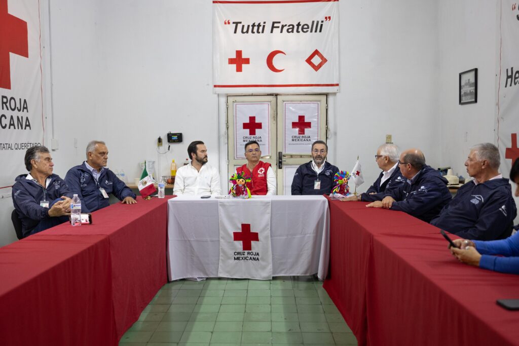 Mauricio Cárdenas y asociación de peregrinos entregan donativo a la Cruz Roja para apoyar labores durante la peregrinación al Tepeyac