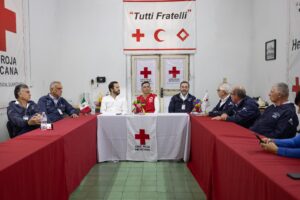 Mauricio Cárdenas y asociación de peregrinos entregan donativo a la Cruz Roja para apoyar labores durante la peregrinación al Tepeyac