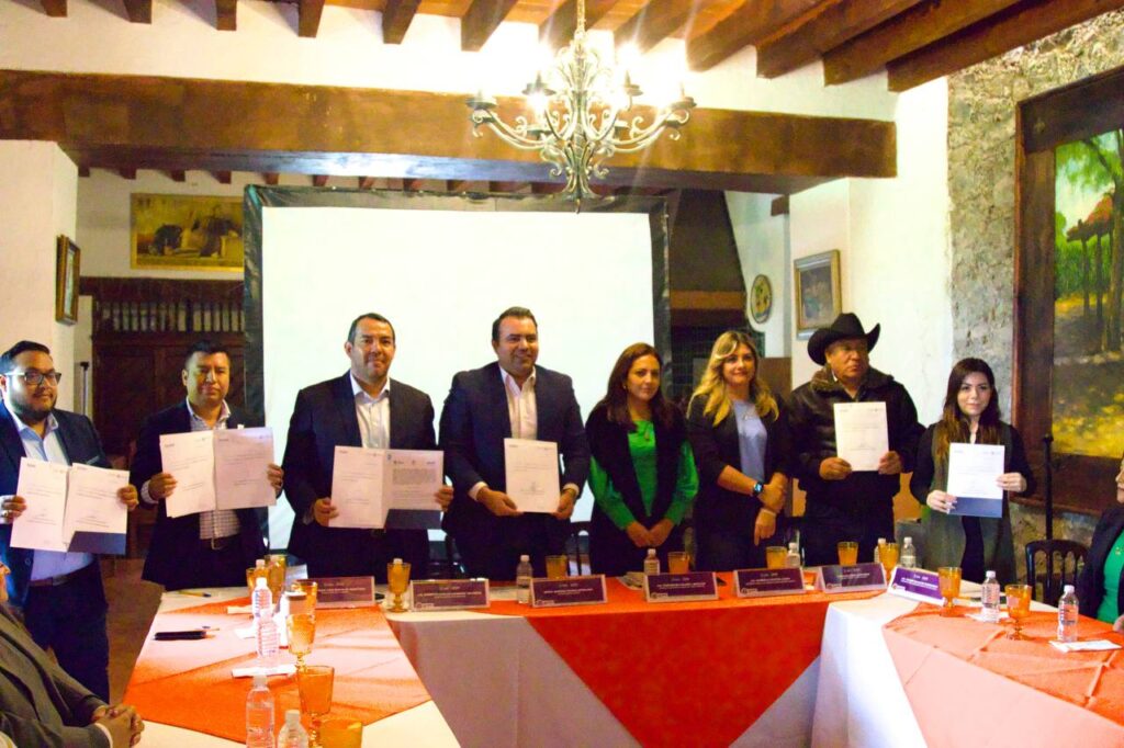 Asiste Roberto Cabrera a la entrega de convenios de colaboración con la Coordinación Estatal de Desarrollo Municipal