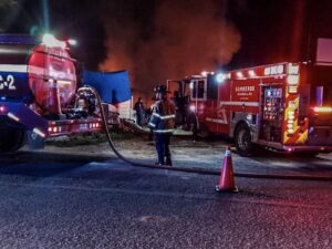 Bomberos atienden incendio en recicladora de Nuevo Espíritu Santo