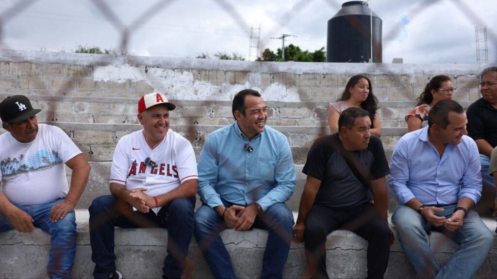 Roberto Cabrera visita campo de béisbol en Ojo de Agua y reafirma compromiso con el deporte comunitario