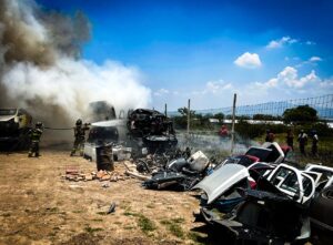 Controlan incendio en yonke de vehículos en Carretera 57, comunidad de Loma Linda
