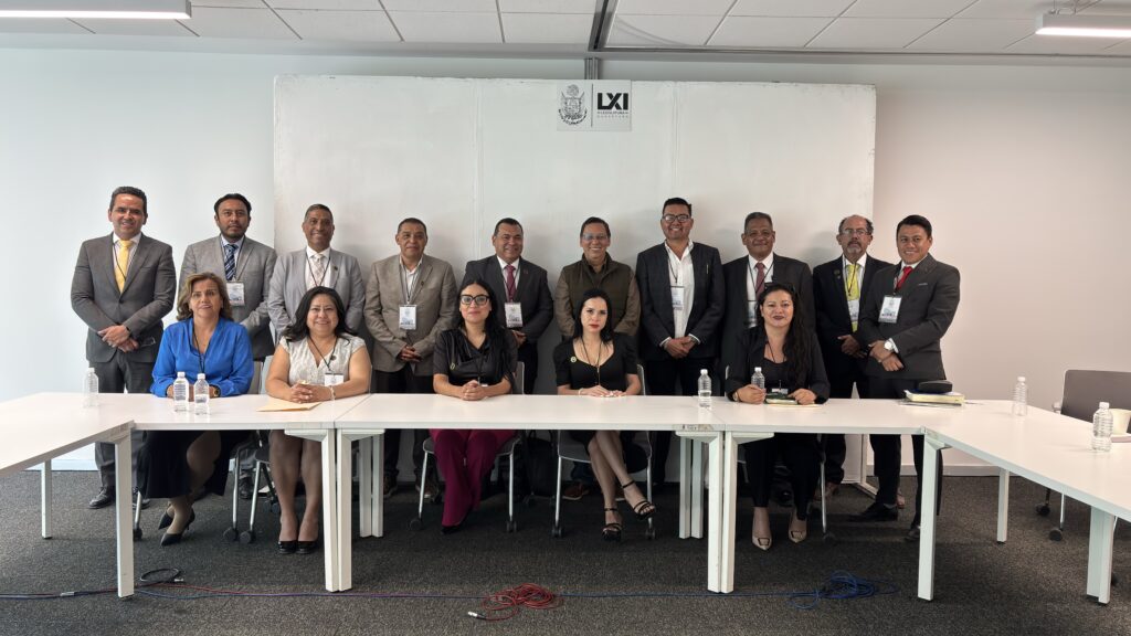 Con abogados, no con shows políticos: así se transforma la justicia