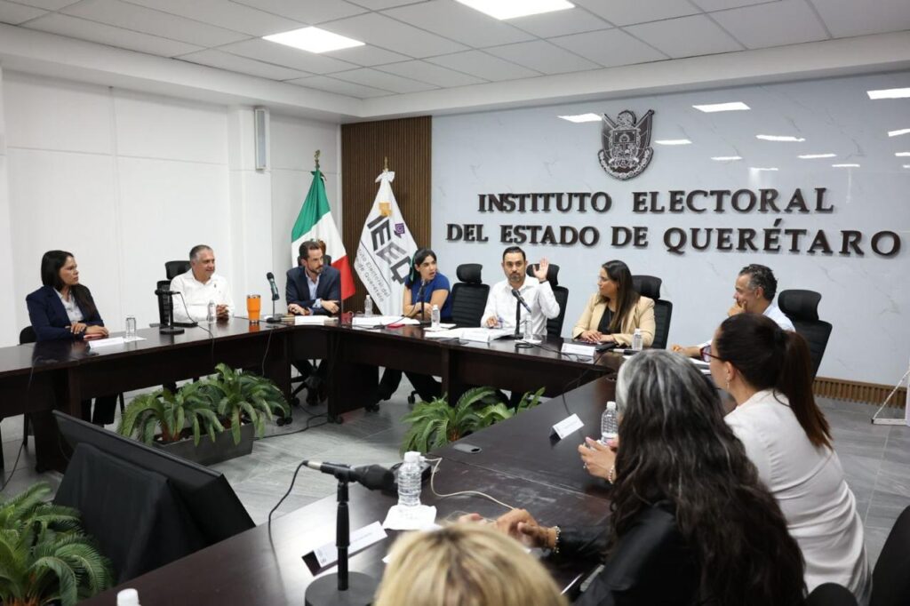Sesiona Comisión de Puntos Constitucionales en instalaciones del IEEQ