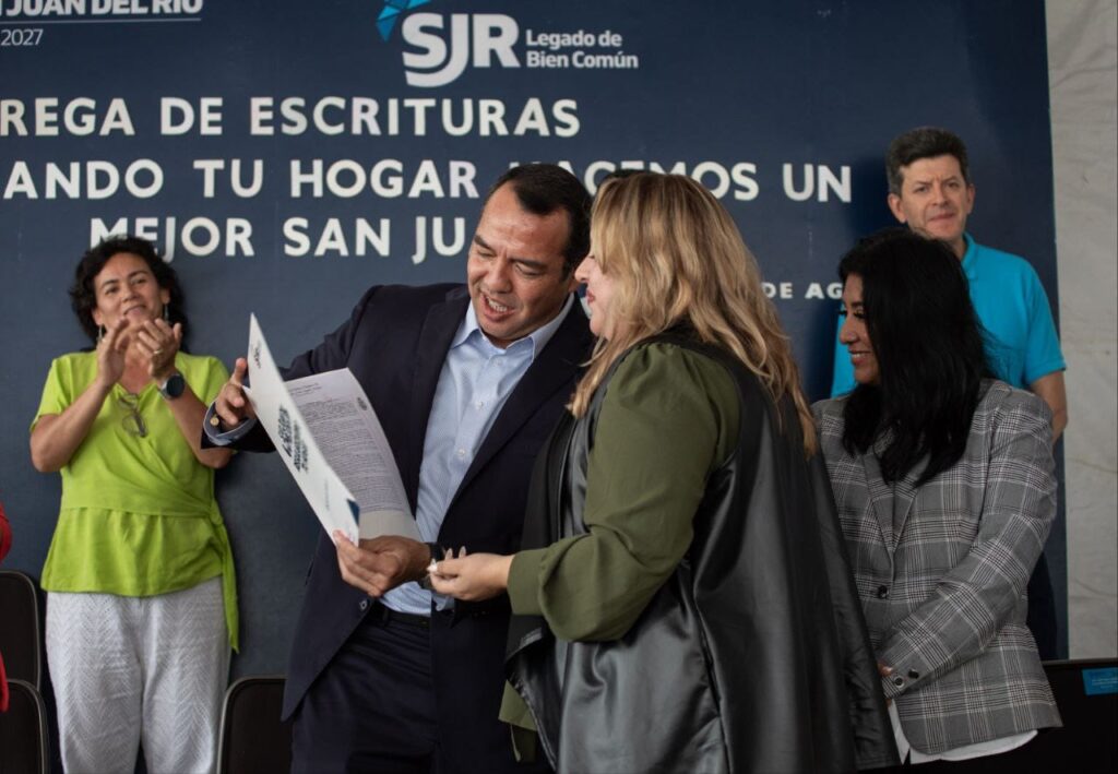 Roberto Cabrera entrega 212 escrituras a familias de tres colonias de San Juan del Río