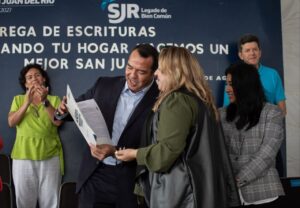 Roberto Cabrera entrega 212 escrituras a familias de tres colonias de San Juan del Río