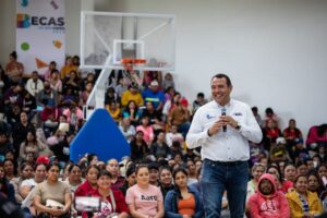 Roberto Cabrera inicia la entrega de apoyos del Programa “Becas del Bien Común 2025”