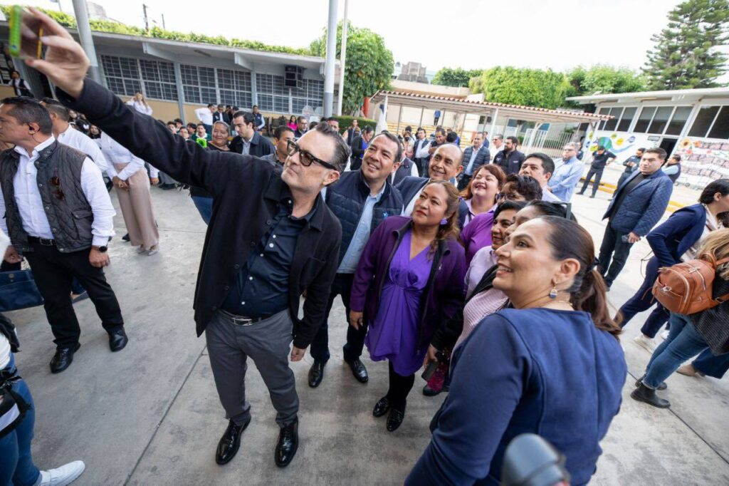 Roberto Cabrera acompaña al Gobernador en entrega de útiles escolares y uniformes en San Juan del Río