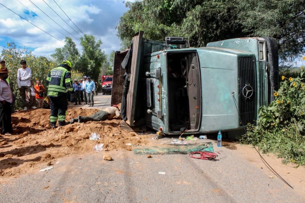 Se registra accidente vehicular en La Valla; dos personas fallecen y dos más resultan lesionadas