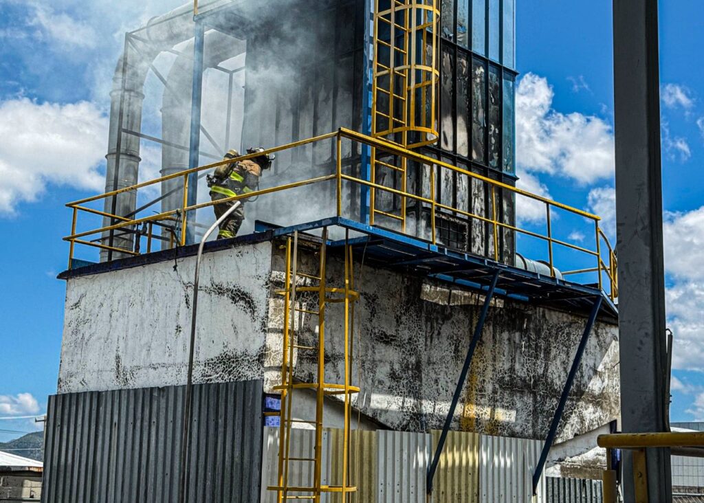 Atienden incendio en empresa del Nuevo Parque Industrial de San Juan del Río