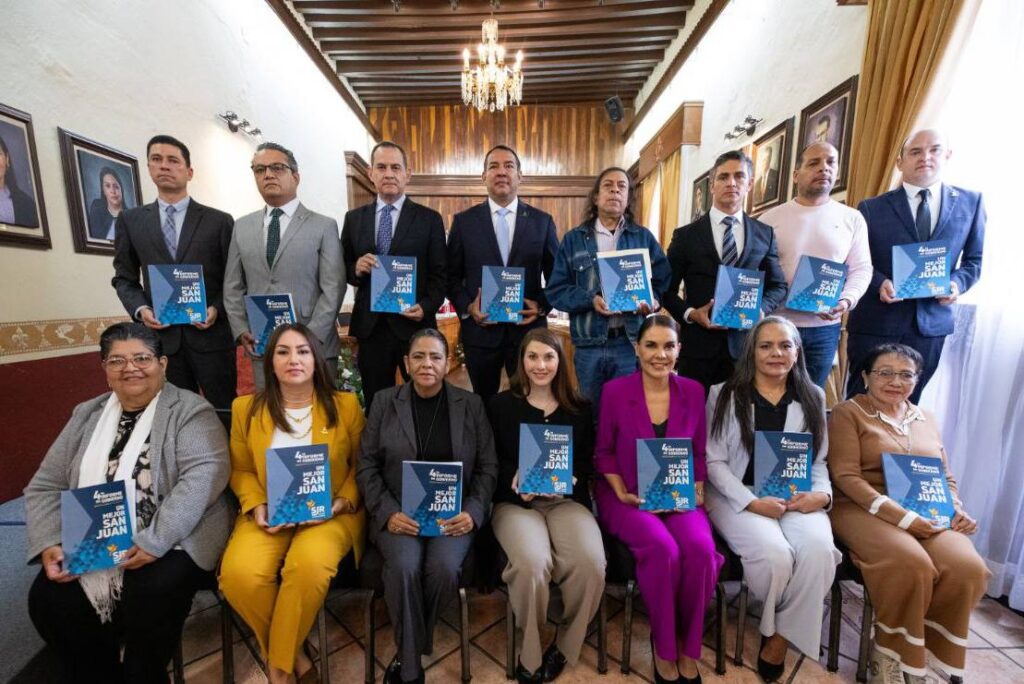 Roberto Cabrera entrega Primer Informe de Gobierno al H. Ayuntamiento