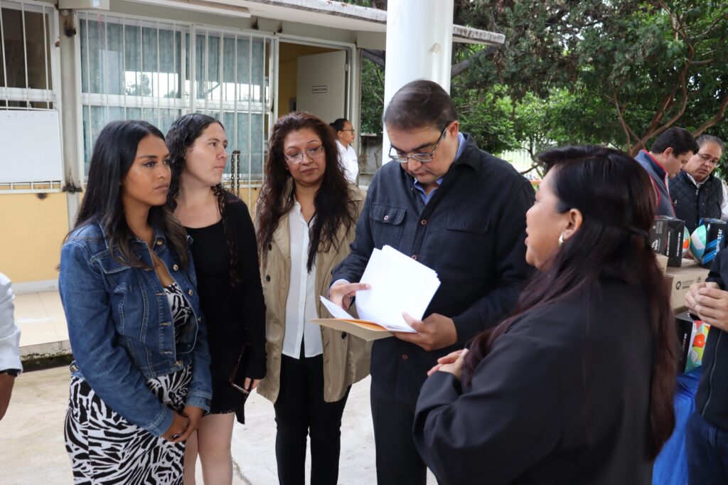 Recorre diputado Memo Vega escuelas del Distrito 11