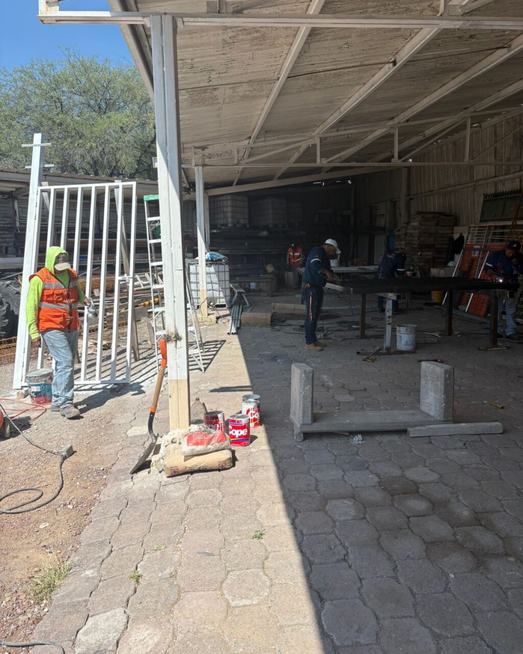 Avanza construcción de techumbre y portón en espacio para adultos mayores en Infonavit Pedregoso